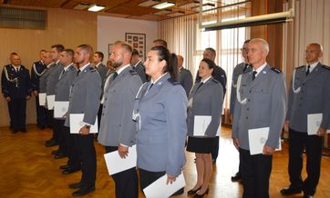 Uroczysta zbiórka, awanse, wyróżnienia i podziękowania podczas powiatowych obchodów święta policji w Wieluniu